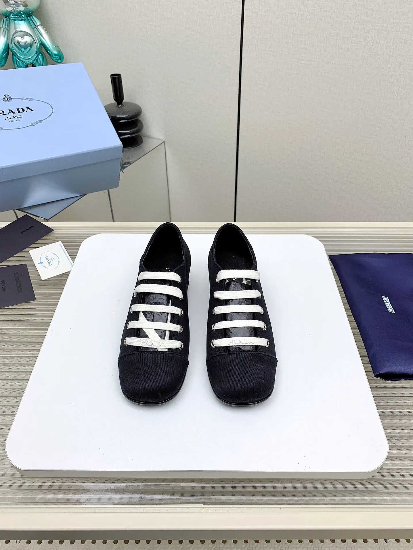 👟👟Ex-factory price 620👟👟 (Higher version) Prada 25/Spring and Summer Catwalk New lace-up hollow shoelace Mary Jane thick heel shoes This year’s lace-up element is super popular and really fashionable. I am obsessed with the appearance and comfort! The salty or sweet doll head design is full of girlishness. It is retro and playful yet elegant. The key is that it is easy to wear. ✔️Upper: original customized fabric ✔️Inner: sheepskin ✔️Outsole: genuine leather outsole imported from Italy ✔️Size: #35-41 (40.41 custom-made, non-refundable)